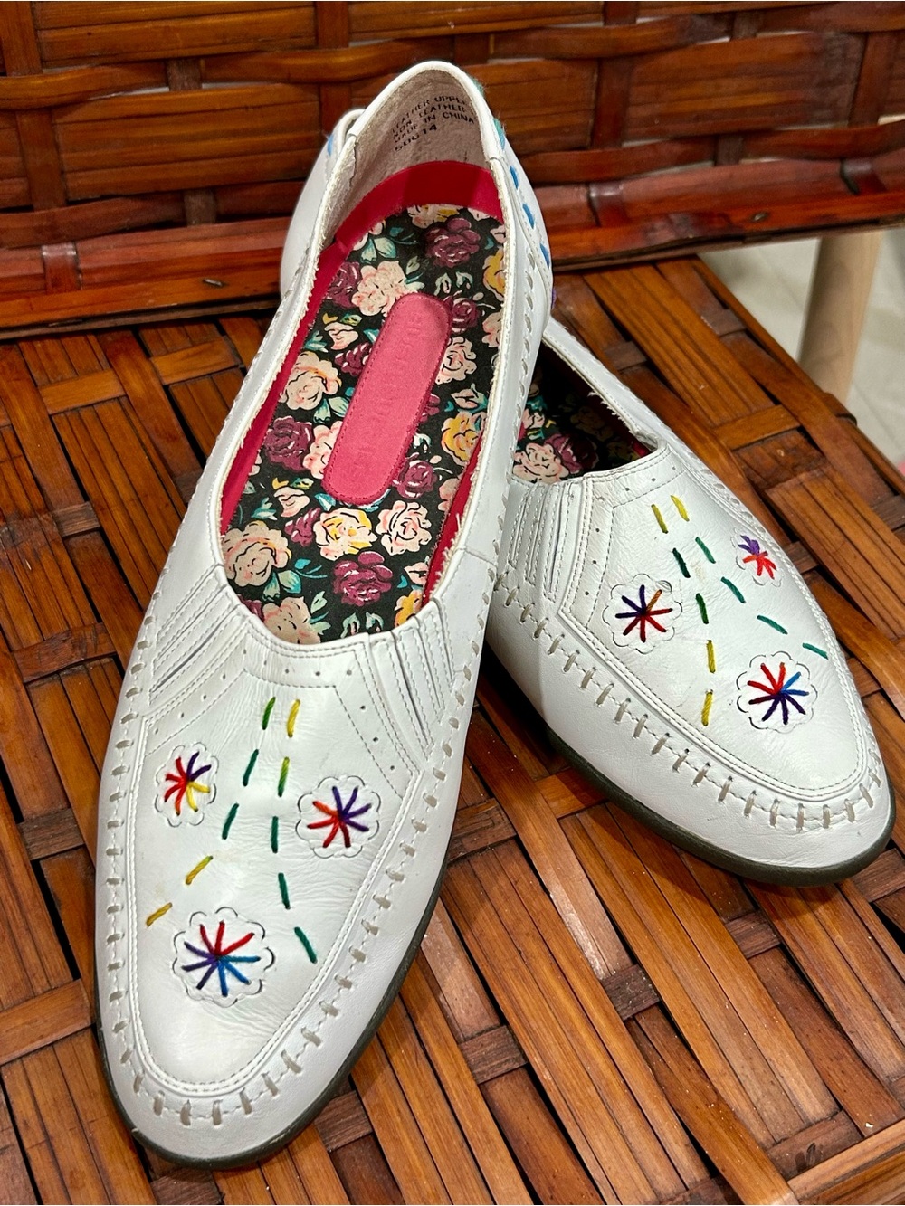 Hush Puppies White Leather Floral Embroidered Loafers Size 10W
